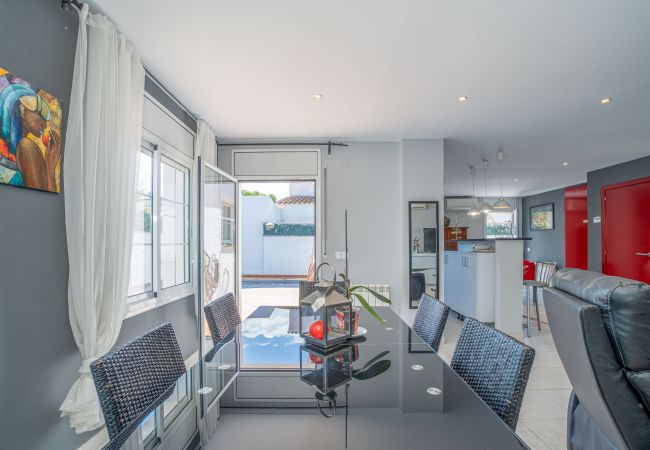 Villa in Empuriabrava - 0080-ALBERES Huis met zwembad Villa in Empuriabrava - 0080-ALBERES Huis met zwembad