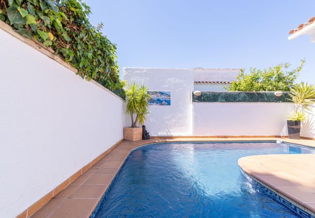 Villa in Empuriabrava - 0080-ALBERES Huis met zwembad Villa in Empuriabrava - 0080-ALBERES Huis met zwembad