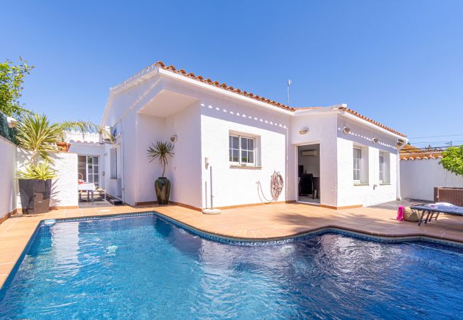 Villa in Empuriabrava - 0080-ALBERES Huis met zwembad Villa in Empuriabrava - 0080-ALBERES Huis met zwembad