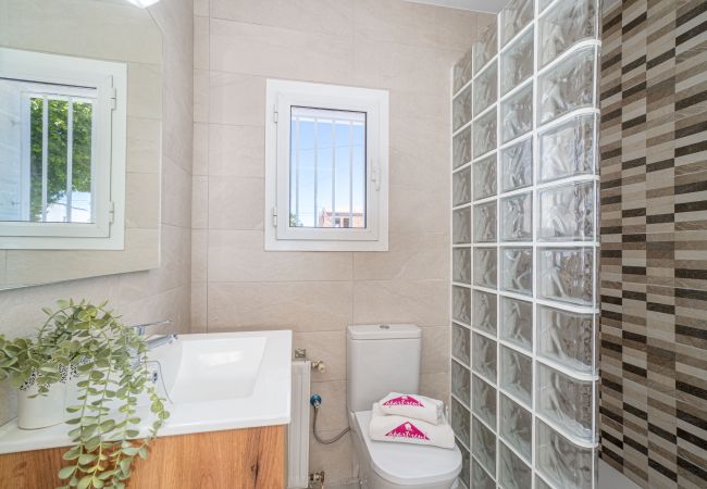 Villa in Empuriabrava - 0100-LLOBREGAT Huis aan kanaal met zwembad, aanlegplaats en studio Villa in Empuriabrava - 0100-LLOBREGAT Huis aan kanaal met zwembad, aanlegplaats en studio