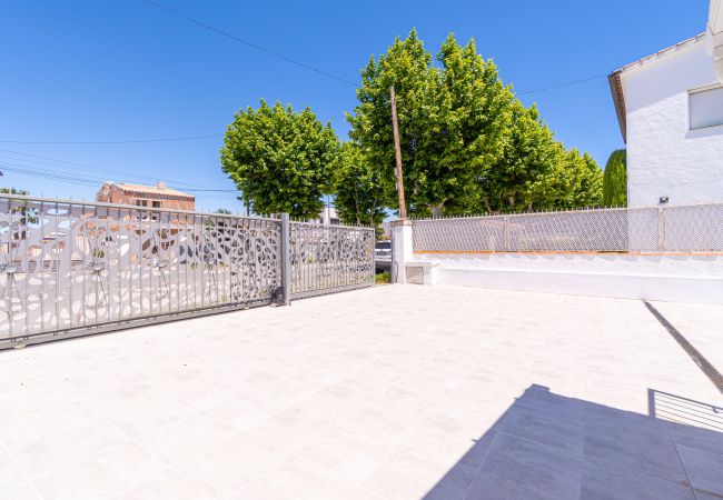 Villa in Empuriabrava - 0100-LLOBREGAT Huis aan kanaal met zwembad, aanlegplaats en studio Villa in Empuriabrava - 0100-LLOBREGAT Huis aan kanaal met zwembad, aanlegplaats en studio