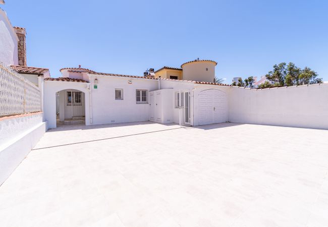 Villa in Empuriabrava - 0100-LLOBREGAT Huis aan kanaal met zwembad, aanlegplaats en studio Villa in Empuriabrava - 0100-LLOBREGAT Huis aan kanaal met zwembad, aanlegplaats en studio