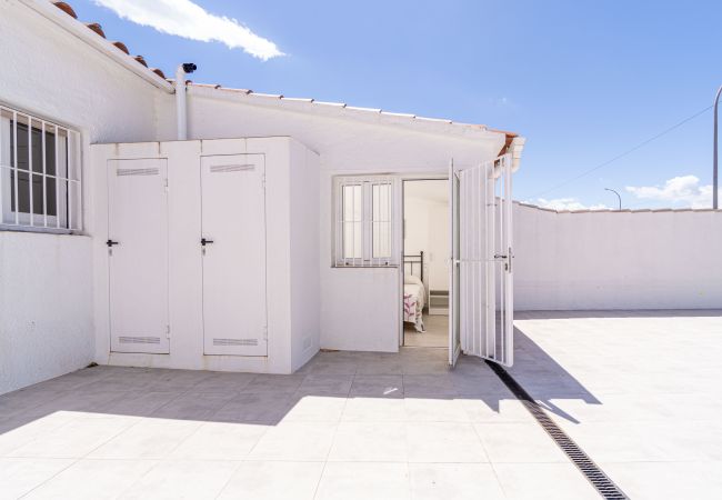 Villa in Empuriabrava - 0100-LLOBREGAT Huis aan kanaal met zwembad, aanlegplaats en studio Villa in Empuriabrava - 0100-LLOBREGAT Huis aan kanaal met zwembad, aanlegplaats en studio