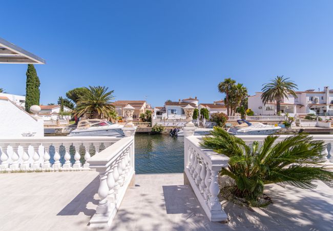 Villa in Empuriabrava - 0100-LLOBREGAT Huis aan kanaal met zwembad, aanlegplaats en studio Villa in Empuriabrava - 0100-LLOBREGAT Huis aan kanaal met zwembad, aanlegplaats en studio