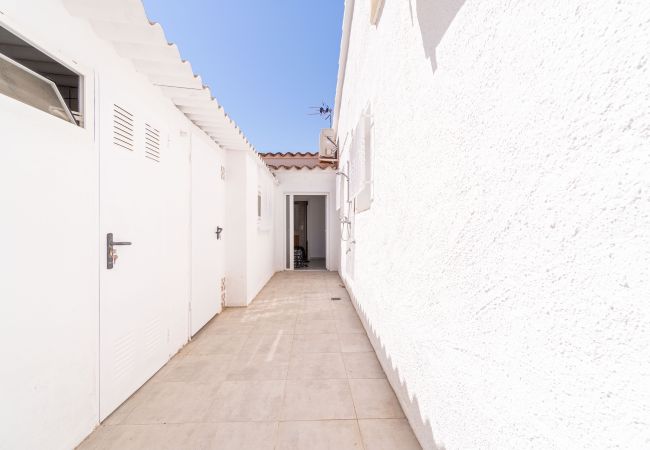 Villa in Empuriabrava - 0100-LLOBREGAT Huis aan kanaal met zwembad, aanlegplaats en studio Villa in Empuriabrava - 0100-LLOBREGAT Huis aan kanaal met zwembad, aanlegplaats en studio