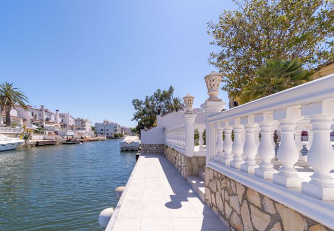 Villa in Empuriabrava - 0100-LLOBREGAT Huis aan kanaal met zwembad, aanlegplaats en studio Villa in Empuriabrava - 0100-LLOBREGAT Huis aan kanaal met zwembad, aanlegplaats en studio