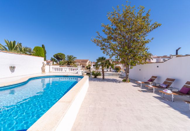 Villa in Empuriabrava - 0100-LLOBREGAT Huis aan kanaal met zwembad, aanlegplaats en studio Villa in Empuriabrava - 0100-LLOBREGAT Huis aan kanaal met zwembad, aanlegplaats en studio