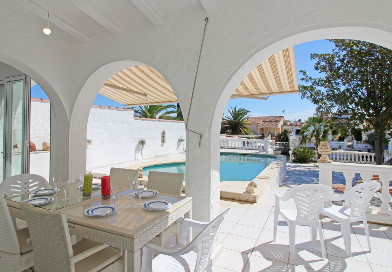 Villa in Empuriabrava - 0100-LLOBREGAT Huis aan kanaal met zwembad, aanlegplaats en studio