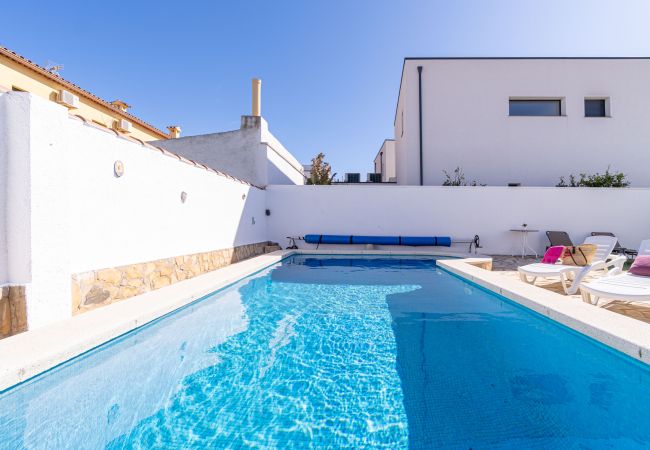 Villa in Empuriabrava - 0009-ALBERES Huis met zwembad Villa in Empuriabrava - 0009-ALBERES Huis met zwembad