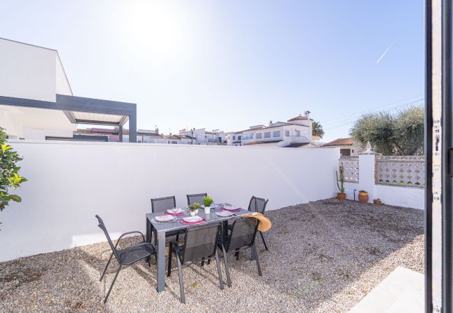 Villa in Empuriabrava - 0009-ALBERES Huis met zwembad Villa in Empuriabrava - 0009-ALBERES Huis met zwembad