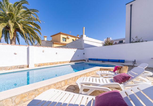 Villa in Empuriabrava - 0009-ALBERES Huis met zwembad Villa in Empuriabrava - 0009-ALBERES Huis met zwembad