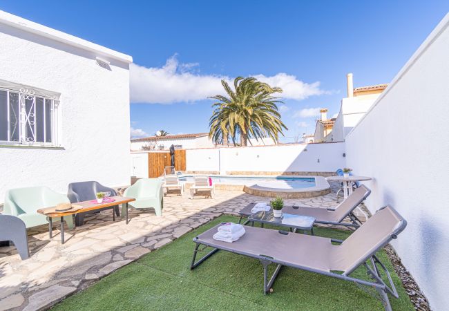 Villa in Empuriabrava - 0009-ALBERES Huis met zwembad Villa in Empuriabrava - 0009-ALBERES Huis met zwembad