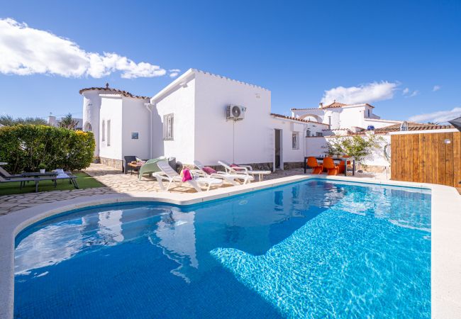Villa in Empuriabrava - 0009-ALBERES Huis met zwembad Villa in Empuriabrava - 0009-ALBERES Huis met zwembad