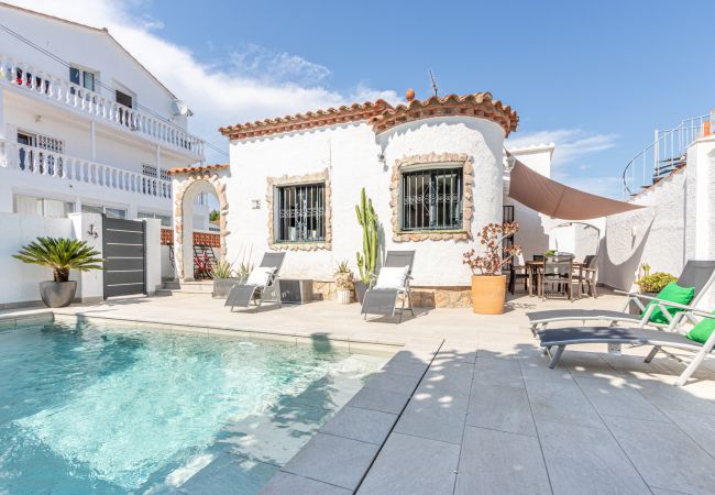 Villa in Empuriabrava - 0190-SANT MAURICI Huis met privé-zwembad