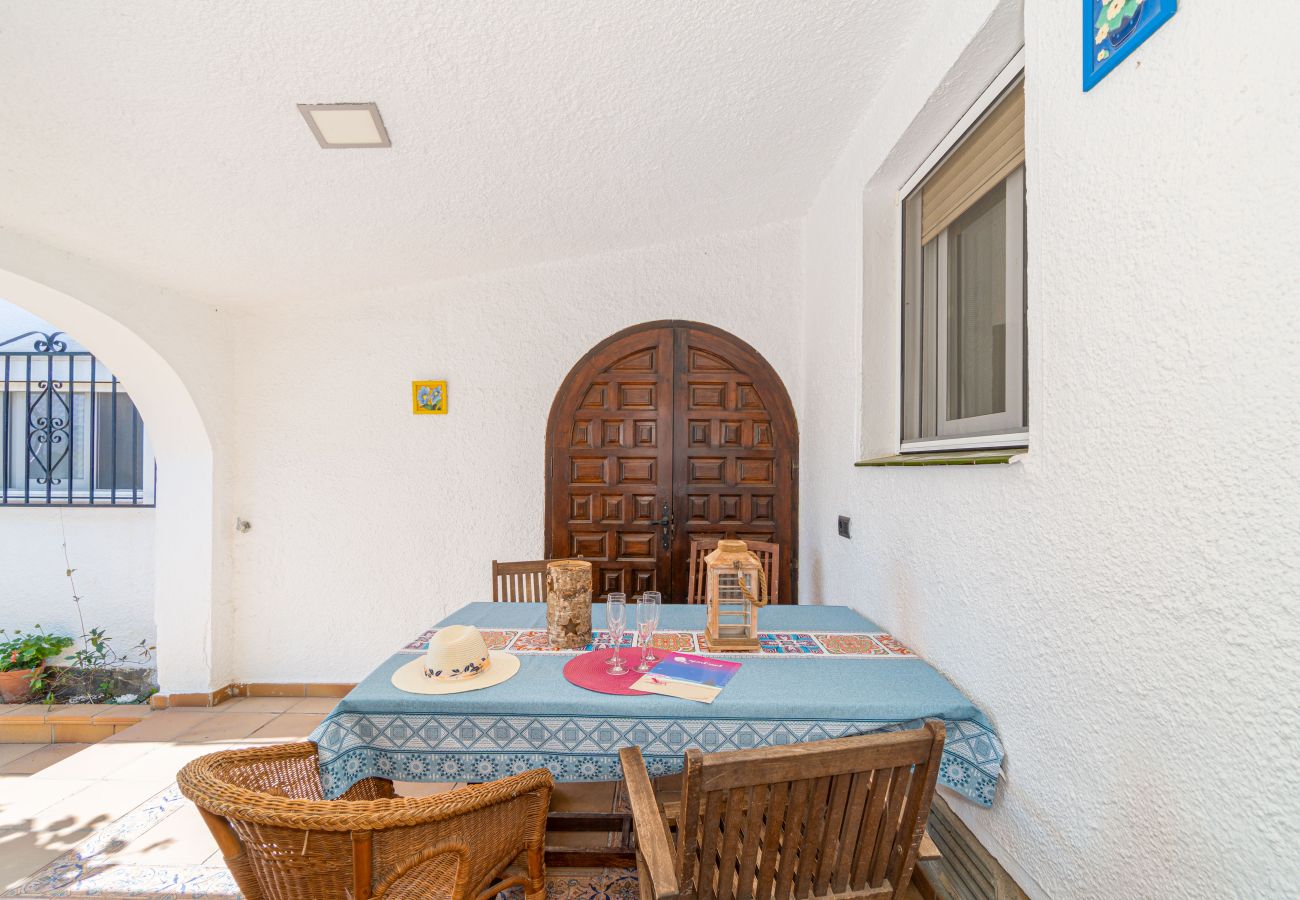 Villa in Empuriabrava - 0149-VALIRA Huis aan het kanaal met zwembad en aanlegplaats