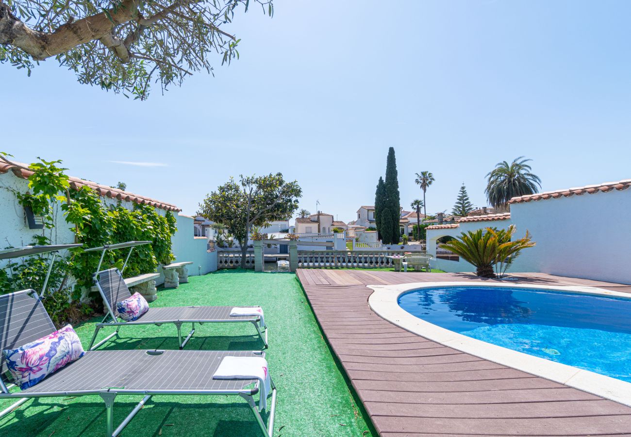 Villa in Empuriabrava - 0149-VALIRA Huis aan het kanaal met zwembad en aanlegplaats