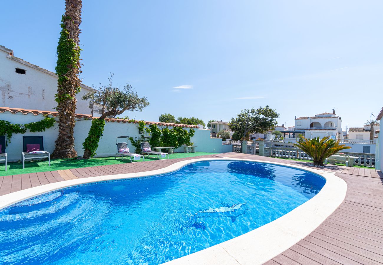 Villa in Empuriabrava - 0149-VALIRA Huis aan het kanaal met zwembad en aanlegplaats