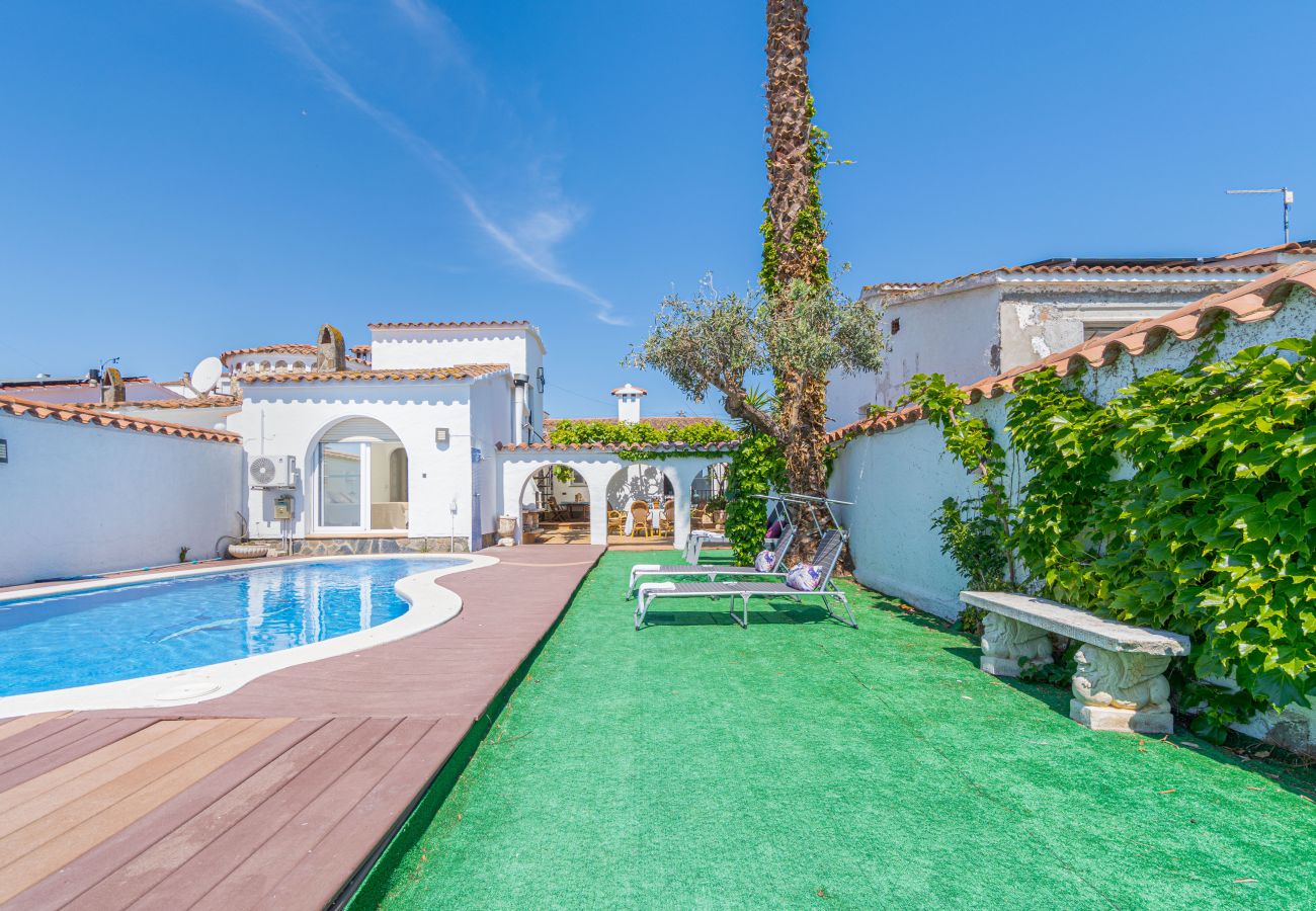 Villa in Empuriabrava - 0149-VALIRA Huis aan het kanaal met zwembad en aanlegplaats
