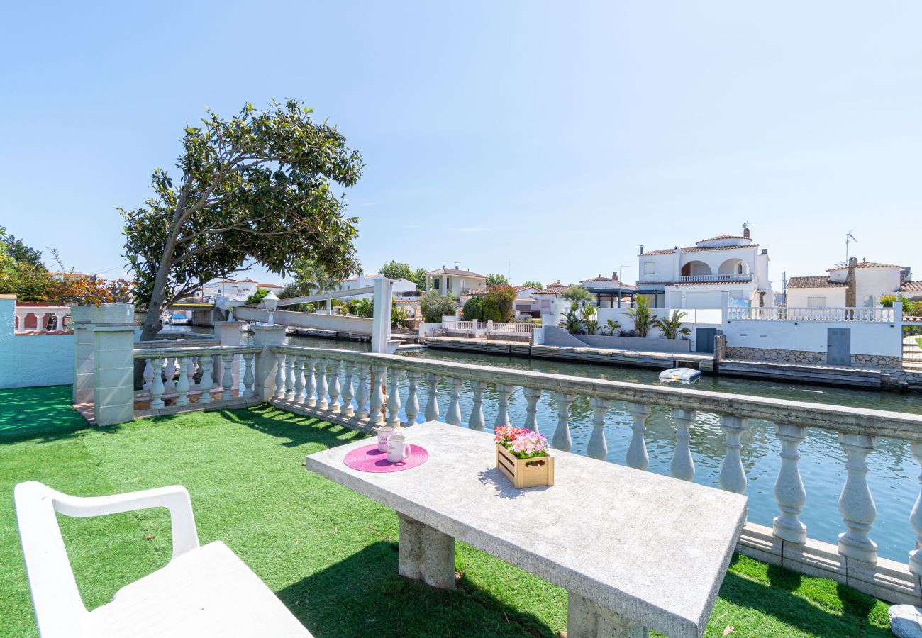 Villa in Empuriabrava - 0149-VALIRA Huis aan het kanaal met zwembad en aanlegplaats