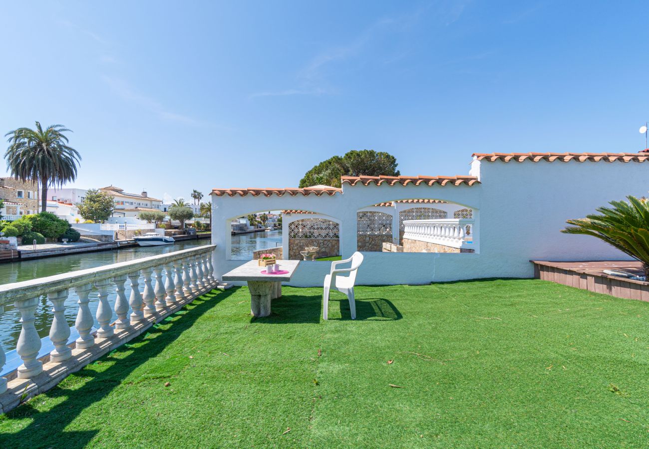 Villa in Empuriabrava - 0149-VALIRA Huis aan het kanaal met zwembad en aanlegplaats