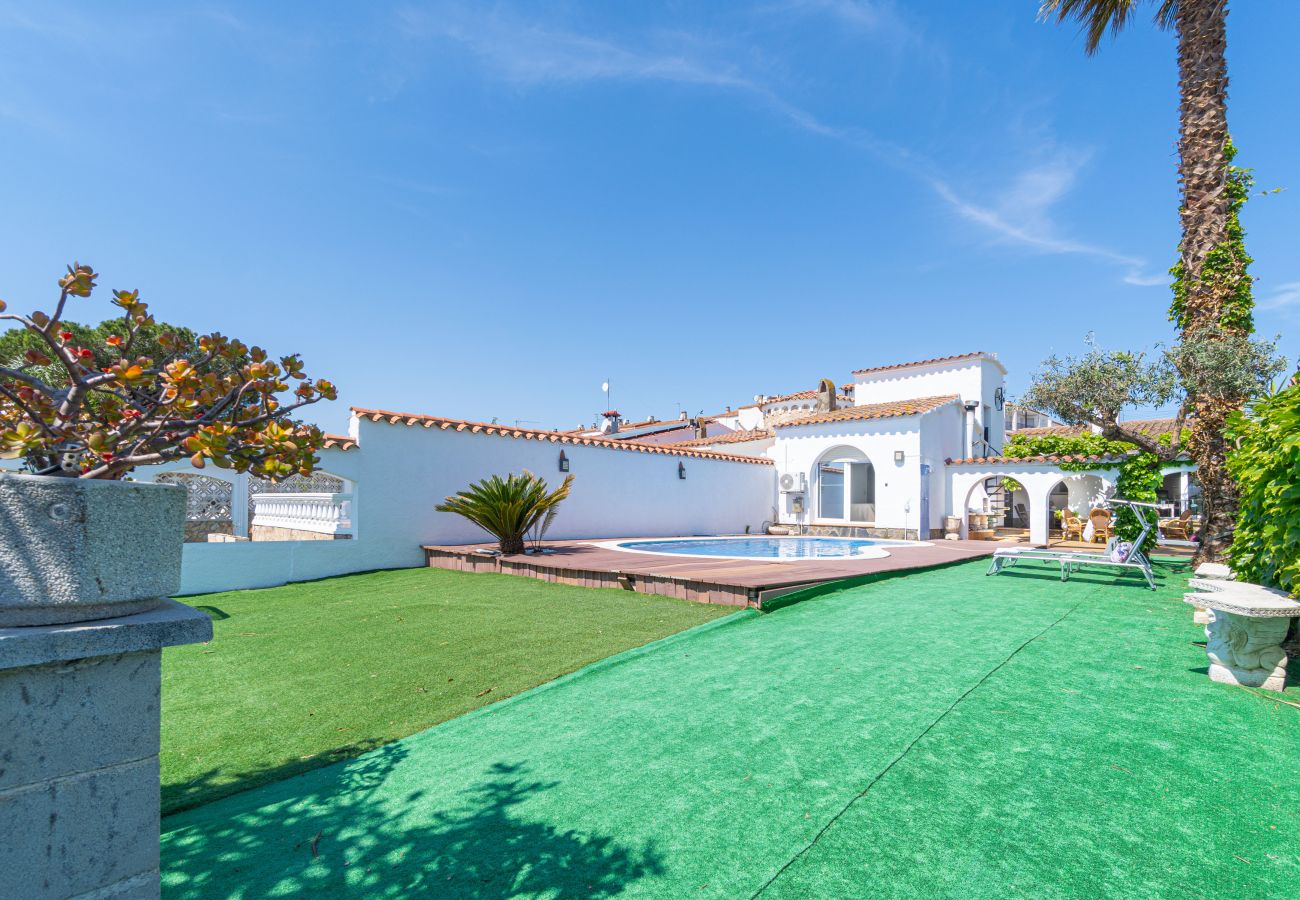 Villa in Empuriabrava - 0149-VALIRA Huis aan het kanaal met zwembad en aanlegplaats