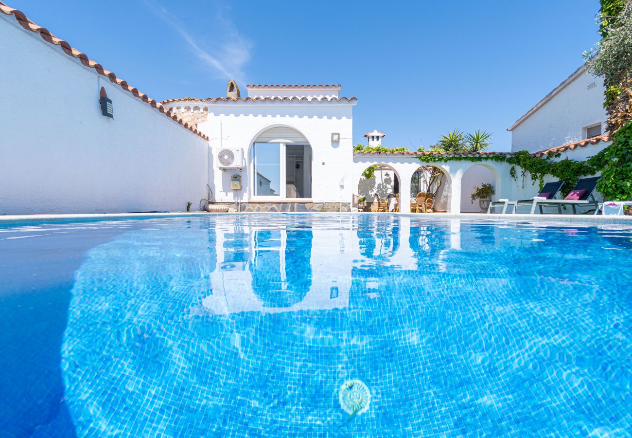 Villa in Empuriabrava - 0149-VALIRA Huis aan het kanaal met zwembad en aanlegplaats