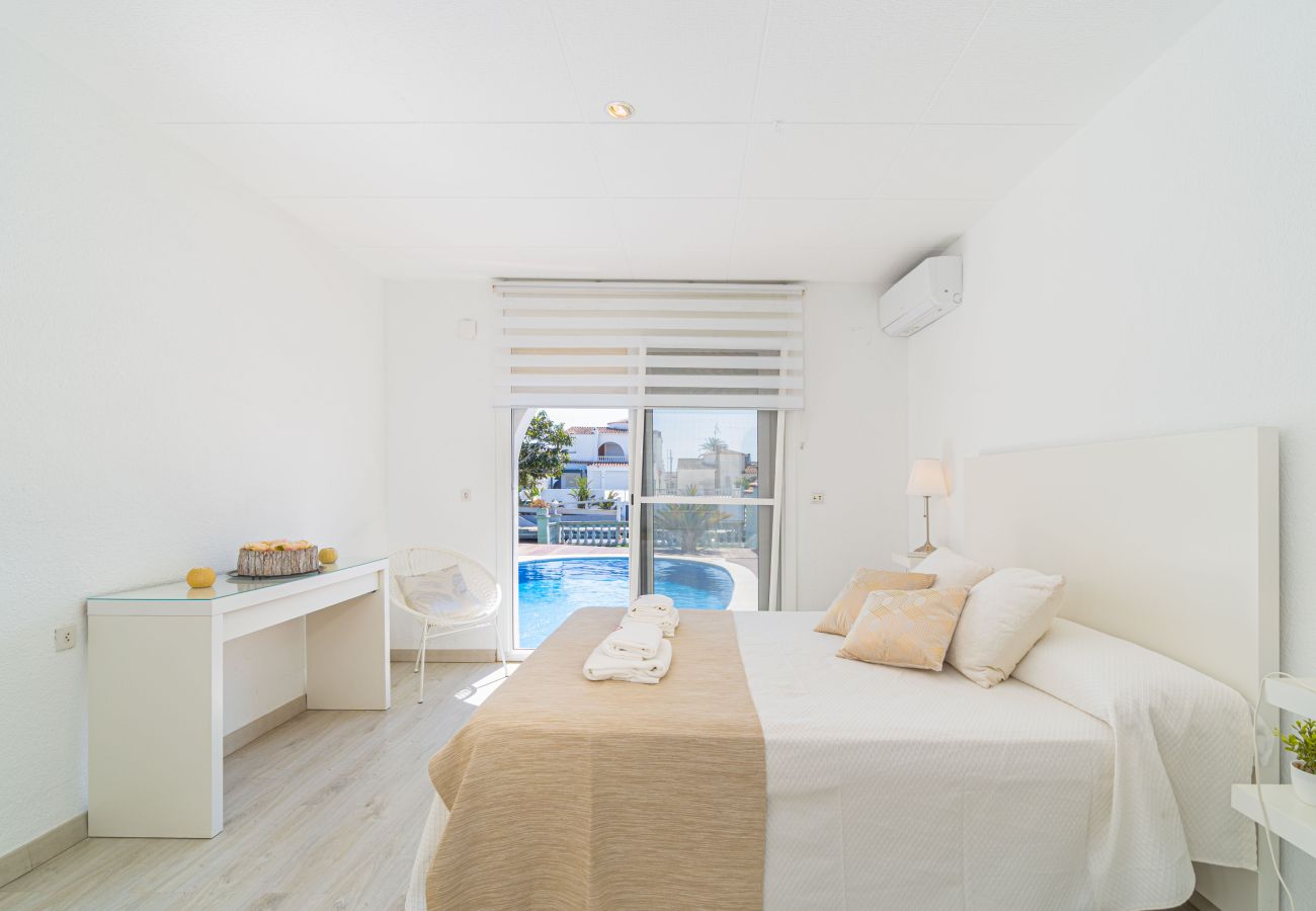 Villa in Empuriabrava - 0149-VALIRA Huis aan het kanaal met zwembad en aanlegplaats