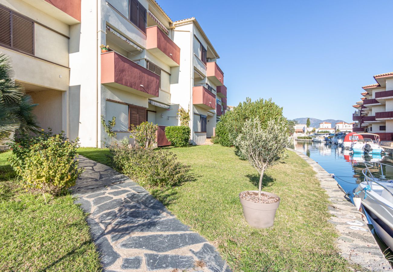 Appartement in Empuriabrava - 0147-PORT SOTAVENT Appartement met zicht op het kanaal en zwembad