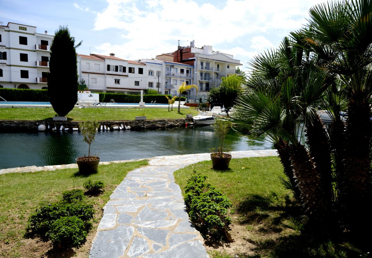 Appartement in Empuriabrava - 0147-PORT SOTAVENT Appartement met zicht op het kanaal en zwembad