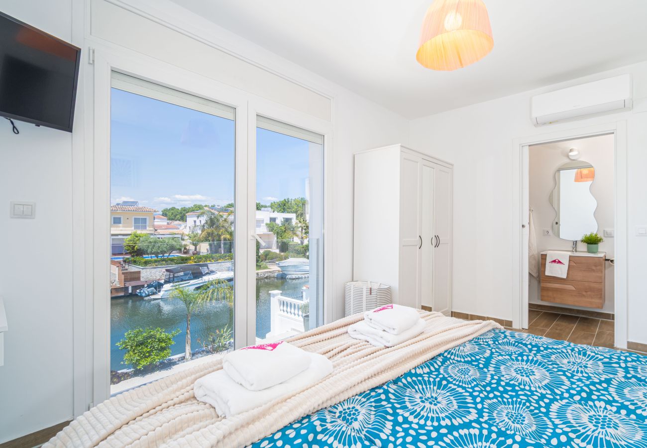 Villa in Empuriabrava - 0040-CAP RAS Huis aan kanaal met zwembad en aanlegplaats