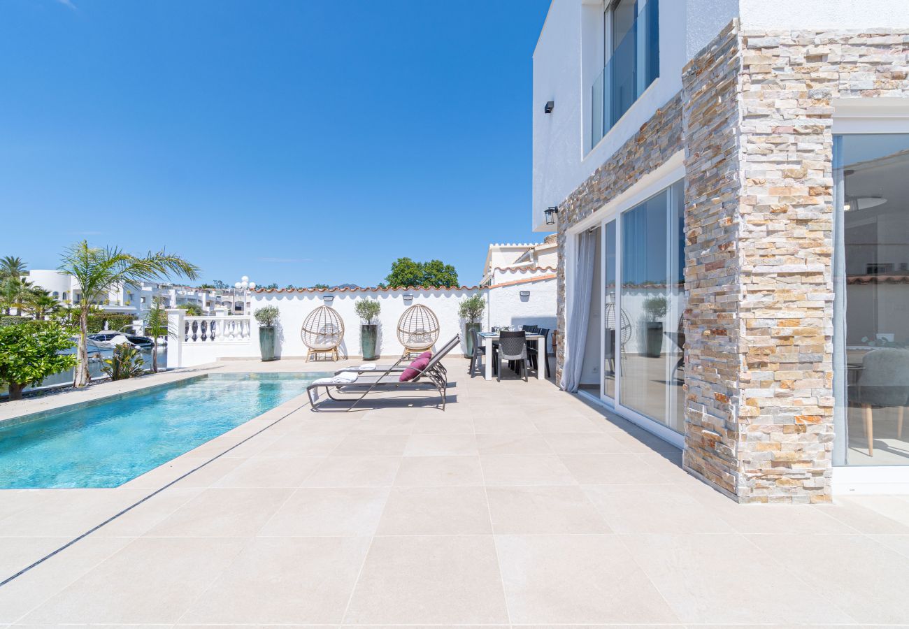 Villa in Empuriabrava - 0040-CAP RAS Huis aan kanaal met zwembad en aanlegplaats