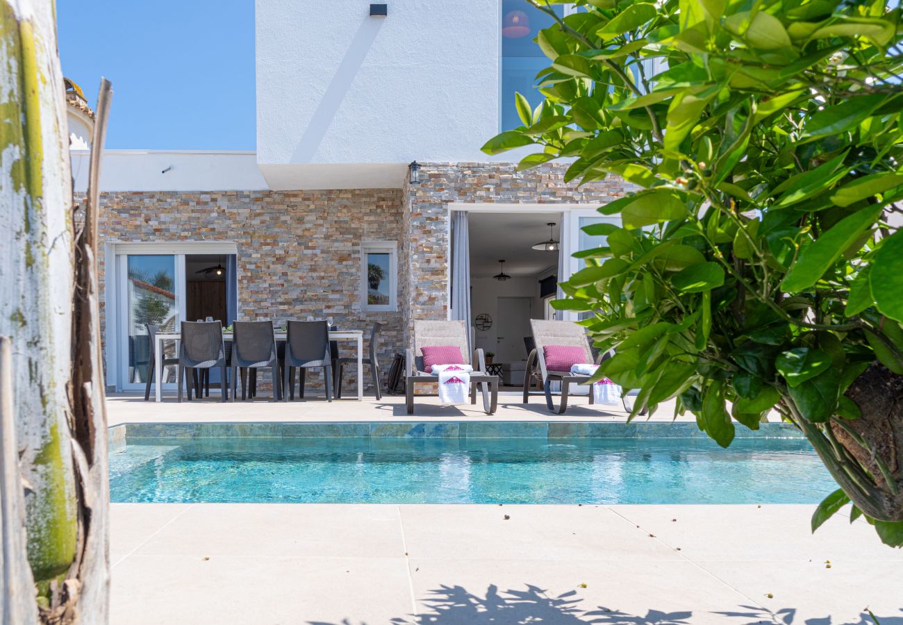 Villa in Empuriabrava - 0040-CAP RAS Huis aan kanaal met zwembad en aanlegplaats
