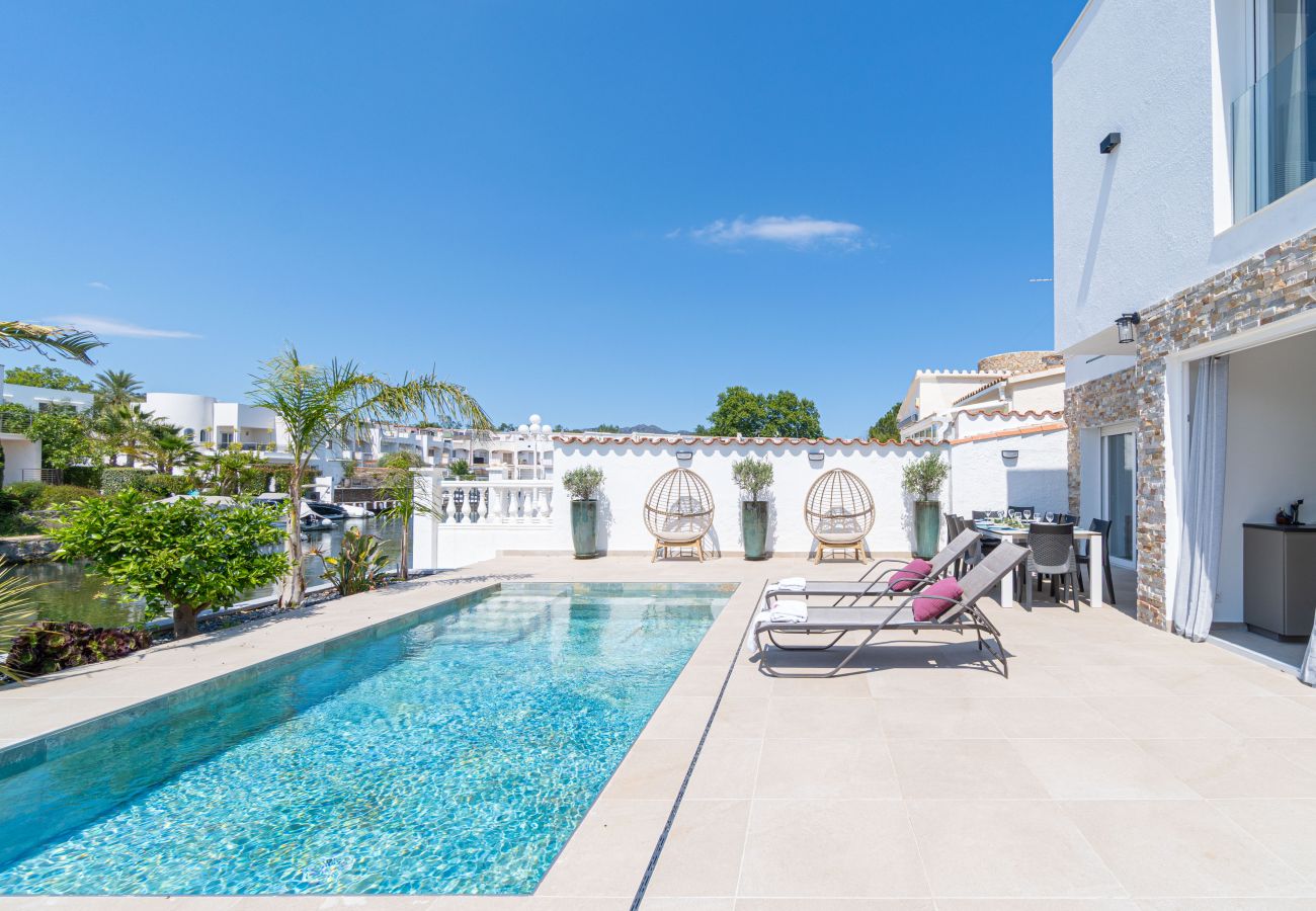 Villa in Empuriabrava - 0040-CAP RAS Huis aan kanaal met zwembad en aanlegplaats