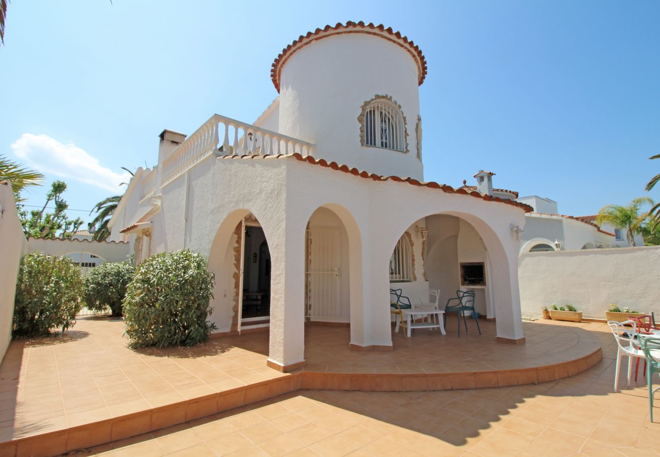 Villa in Empuriabrava - 0108-LLOBREGAT House at the canal with pool and mooring