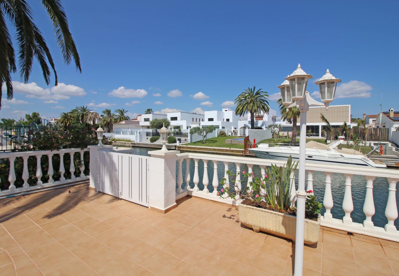 Villa in Empuriabrava - 0108-LLOBREGAT House at the canal with pool and mooring