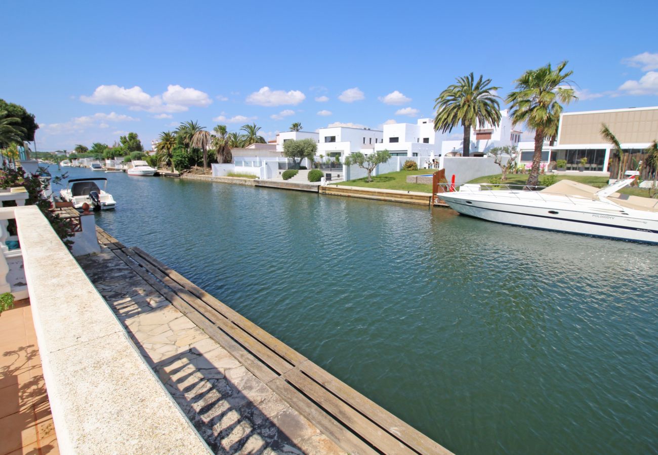 Villa in Empuriabrava - 0108-LLOBREGAT House at the canal with pool and mooring