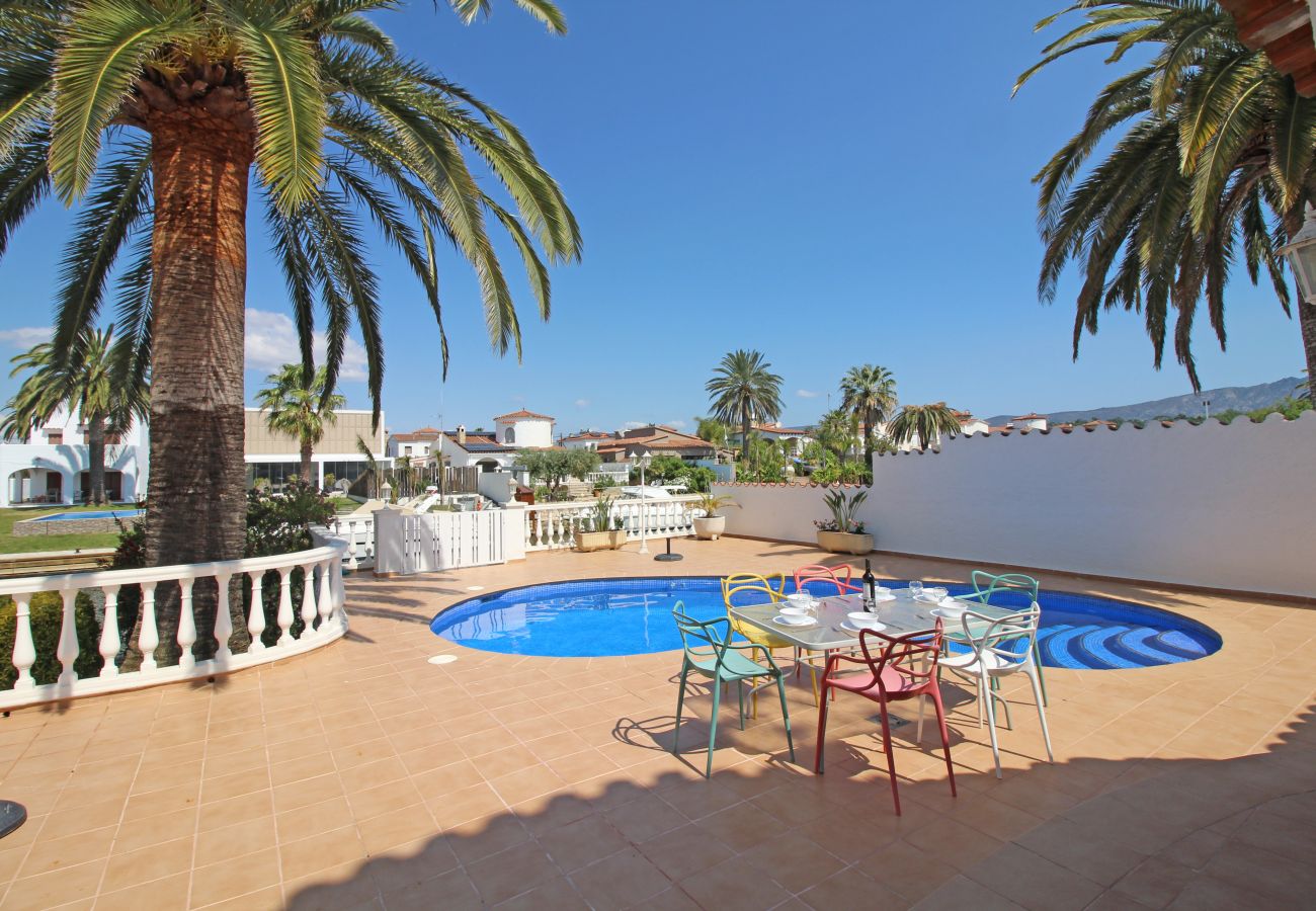 Villa in Empuriabrava - 0108-LLOBREGAT House at the canal with pool and mooring