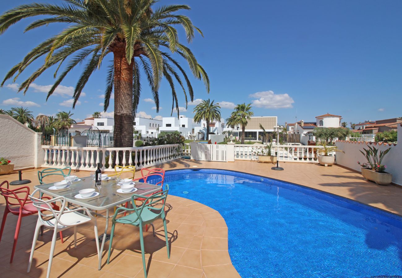 Villa in Empuriabrava - 0108-LLOBREGAT House at the canal with pool and mooring