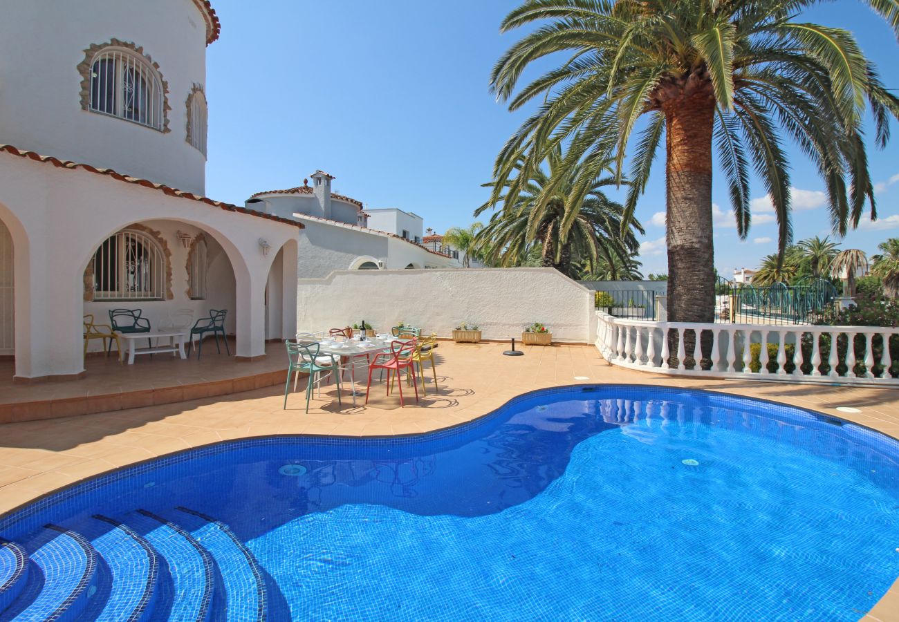 Villa in Empuriabrava - 0108-LLOBREGAT House at the canal with pool and mooring