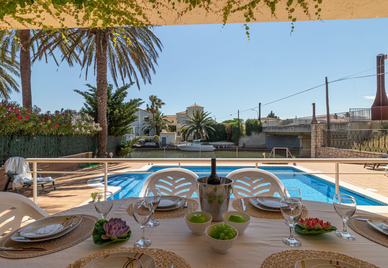 Villa in Empuriabrava - 0145-PANI House at the canal with pool and mooring