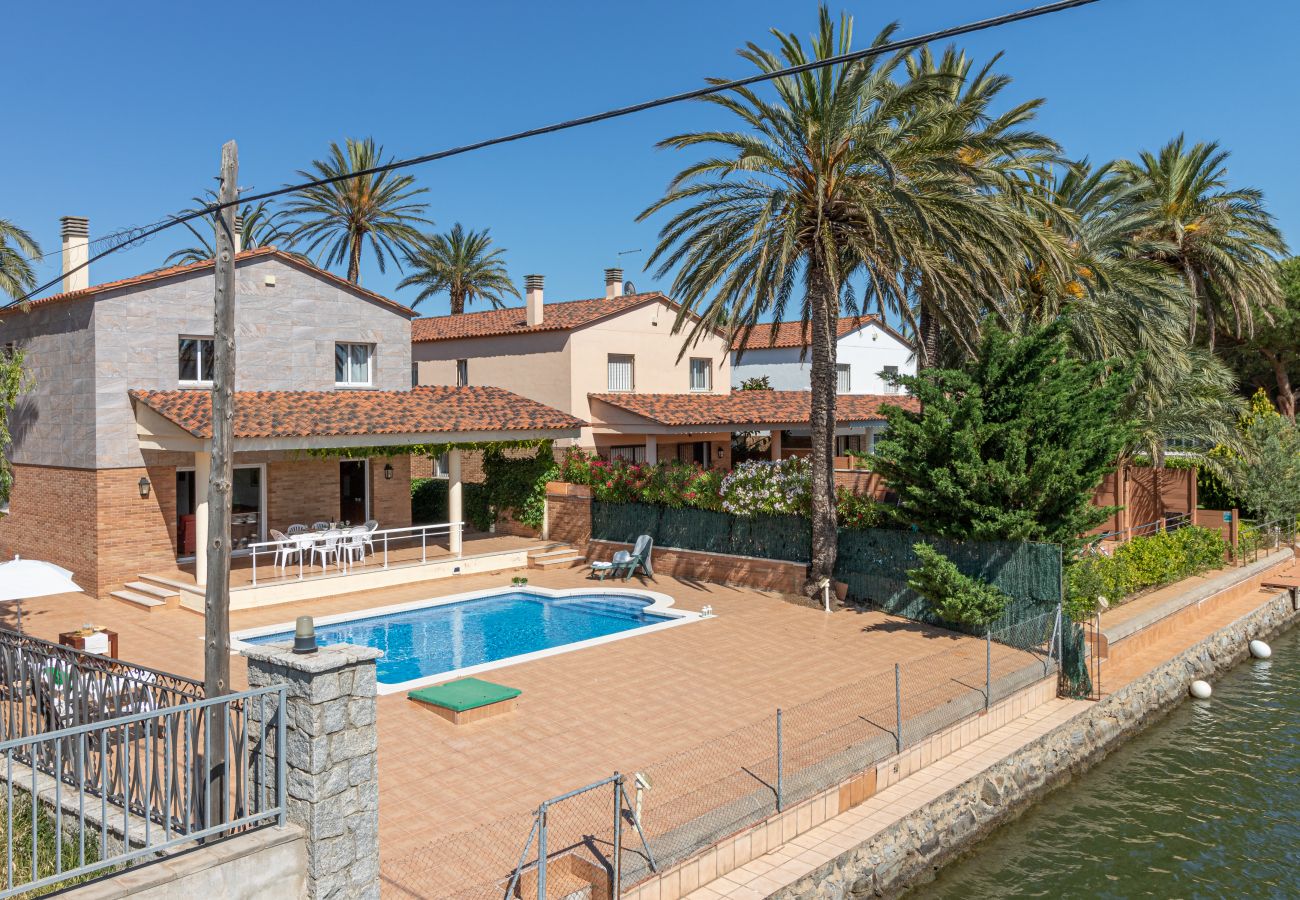 Villa in Empuriabrava - 0145-PANI House at the canal with pool and mooring