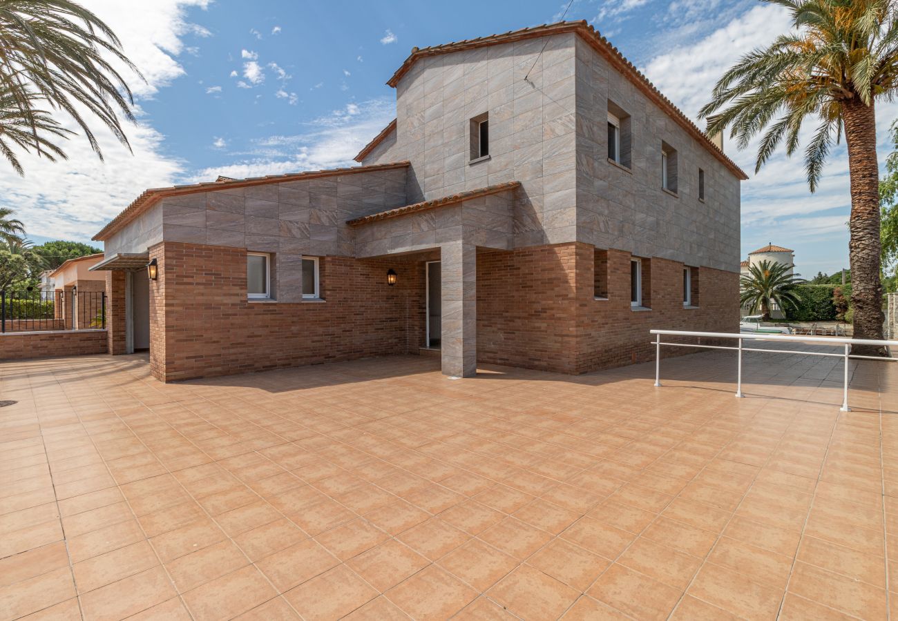 Villa in Empuriabrava - 0145-PANI House at the canal with pool and mooring