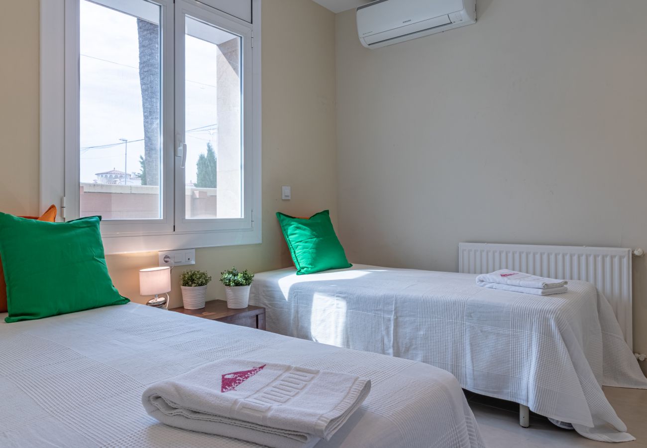 Villa in Empuriabrava - 0141-PANI House at the canal with pool and mooring