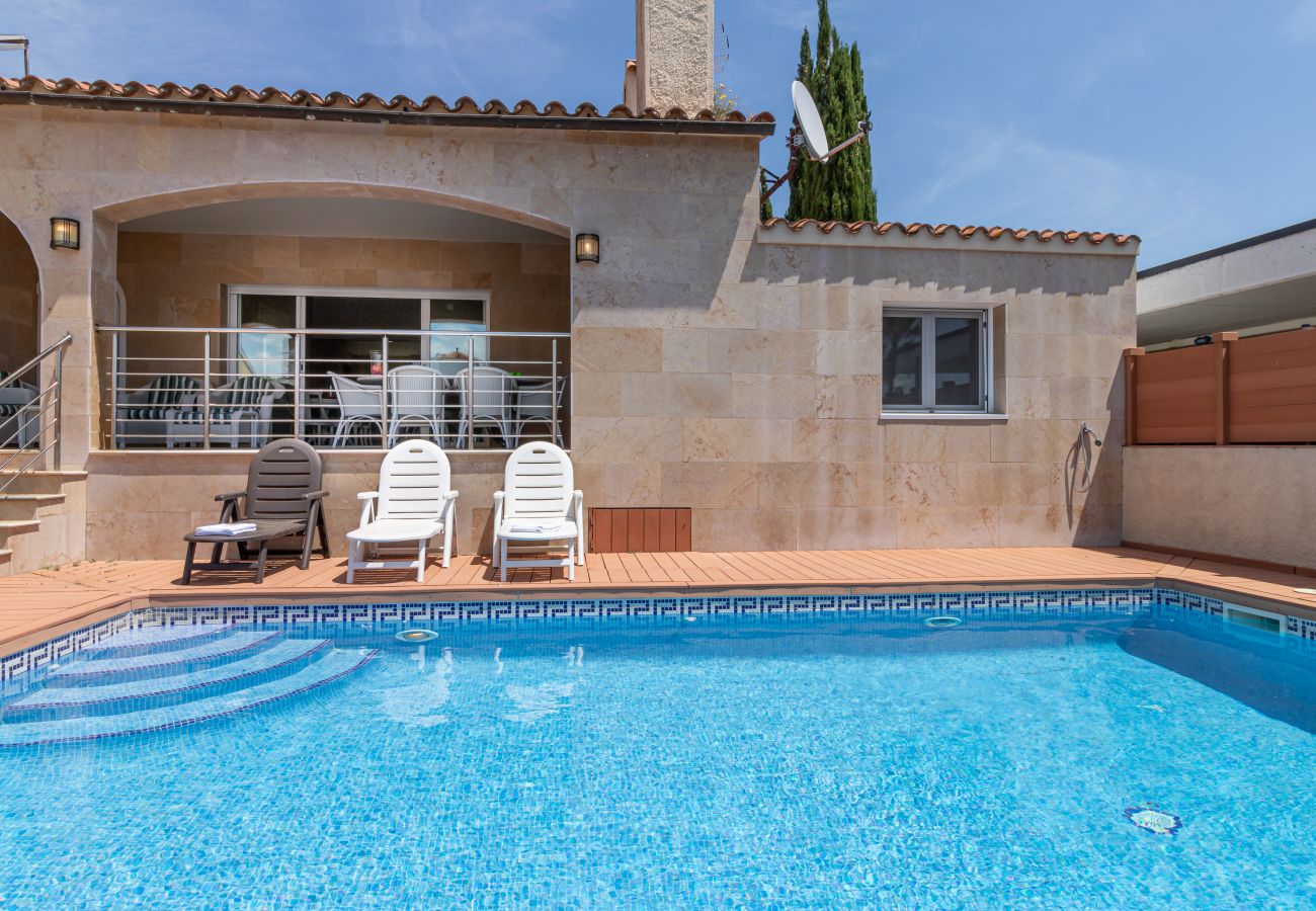 Villa in Empuriabrava - 0141-PANI House at the canal with pool and mooring