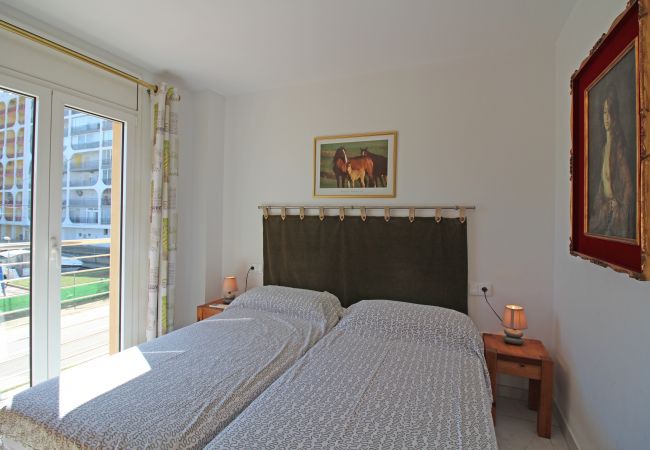 Apartment in Empuriabrava - 0163-PORT SALINS Apartment with canal view Apartment in Empuriabrava - 0163-PORT SALINS Apartment with canal view