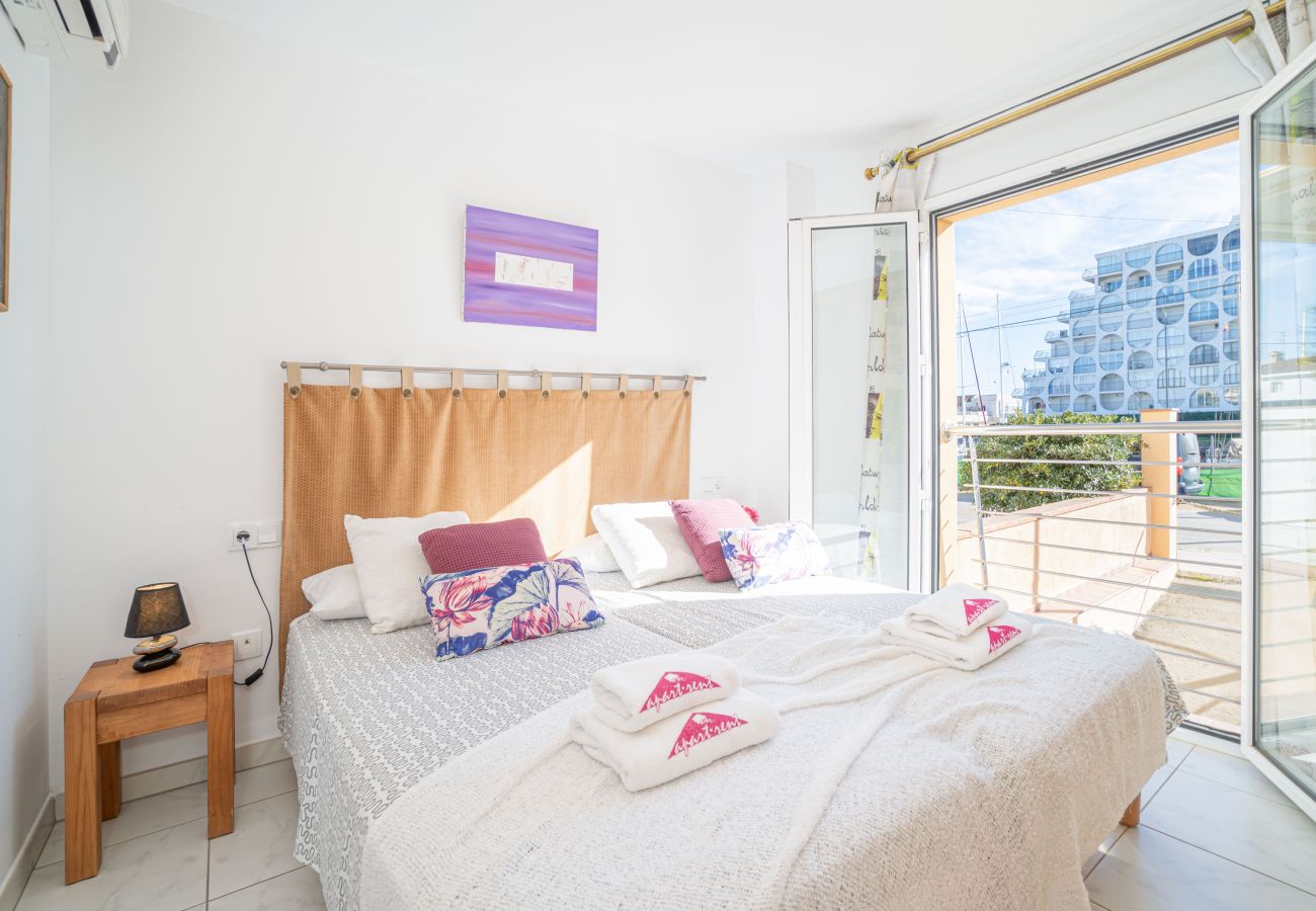 Apartment in Empuriabrava - 0155-PORT SALINS Apartment with canal view