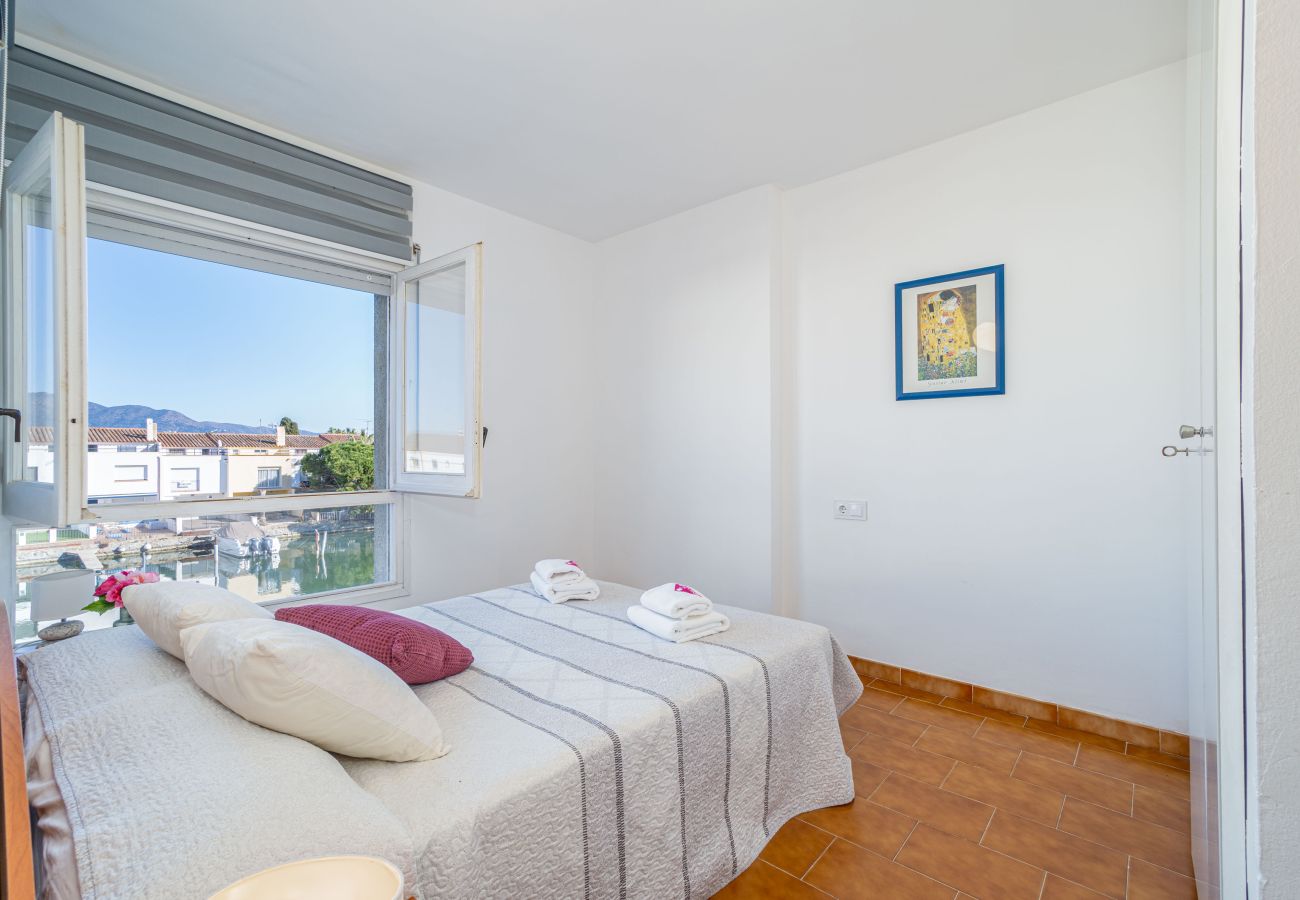 Apartment in Empuriabrava - 0139-ONADA Apartment with canal view
