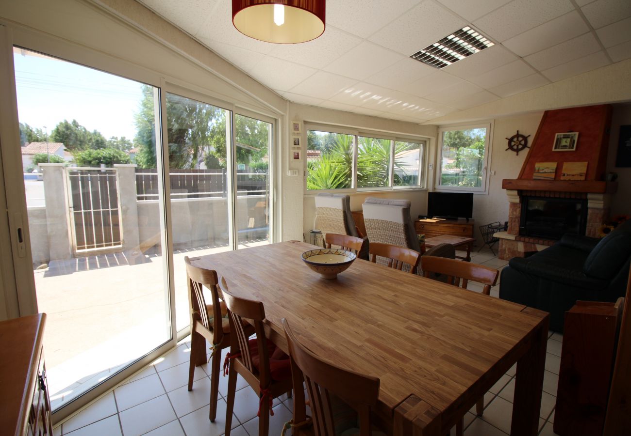 Villa in Empuriabrava - 0032-CARLIT House with garden and 3 bedrooms