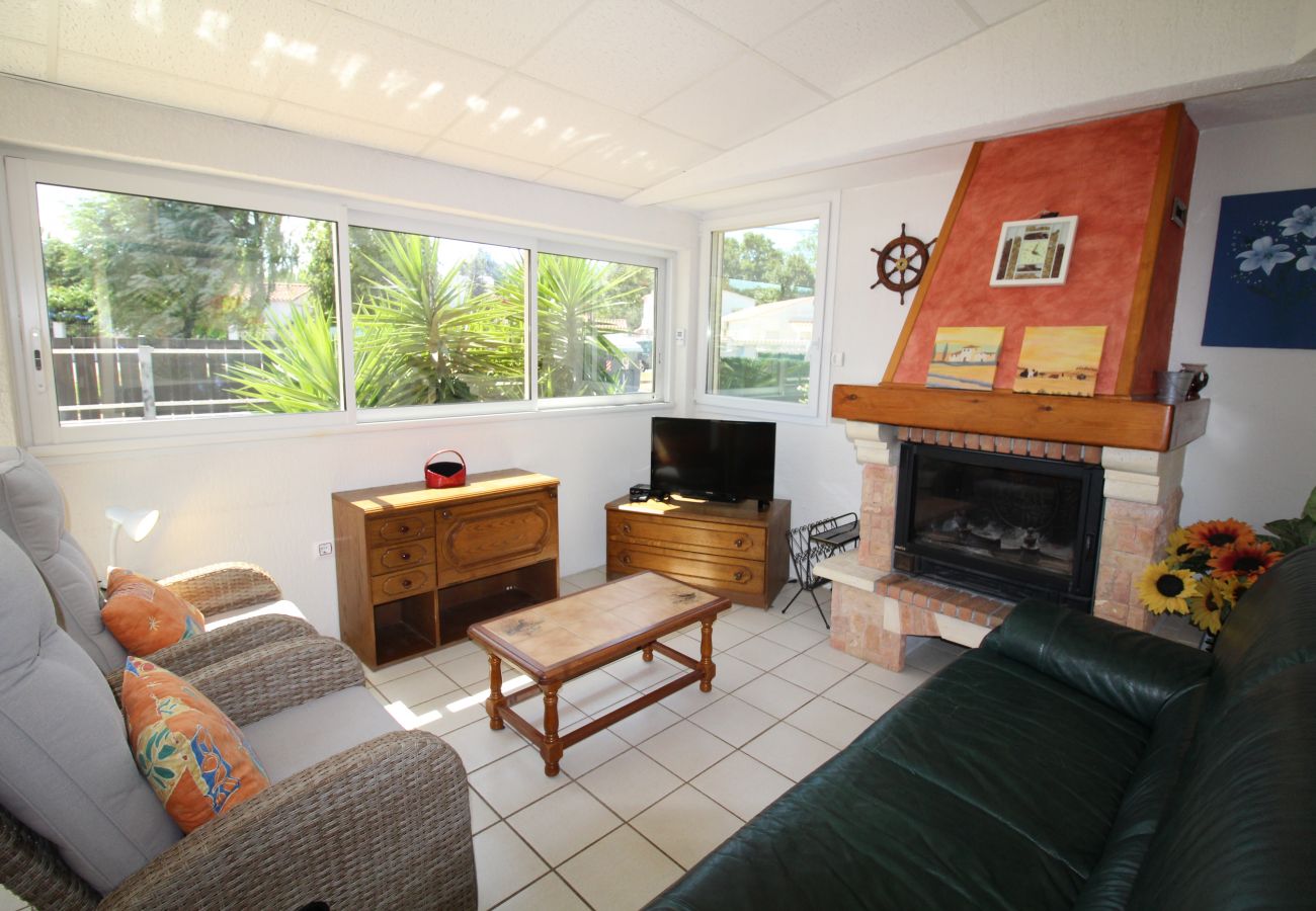 Villa in Empuriabrava - 0032-CARLIT House with garden and 3 bedrooms