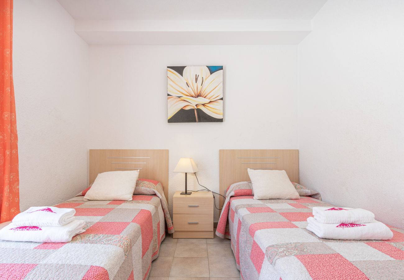 Apartment in Empuriabrava - 0187-SANT MORI Apartment with big terrace and wifi